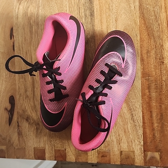 Nike soccer cleats - Picture 1 of 3